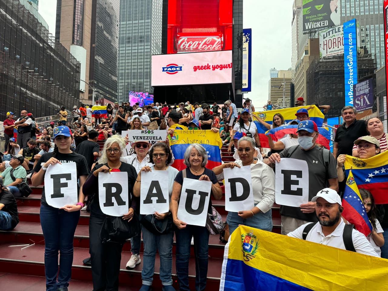 Venezolanos protestan contra el fraude cometido por la dictadura de Maduro al dar unos resultados falsos para proclamarse ganador de las elecciones.