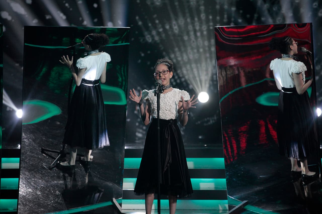 Para la siguiente gala, los vestidos infantiles, así como las calcetas y mallas de colores con las que llegó a Pequeños Gigantes desaparecieron de su atuendo.