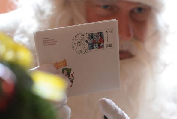 Para comenzar, la historia de San Nicolás, Babbo Natale, Nikolaus, Pai Nadal, Kerstman, como también se le conoce en otros lugares del planeta, es casi tan antigua como la Navidad pues data del año 280 después de Cristo, fecha en que nació Nicolás de Myra. Tampoco sucedió en el Polo Norte sino en Myra, una Ciudad del Distrito de Licia, en la actual Turquía.