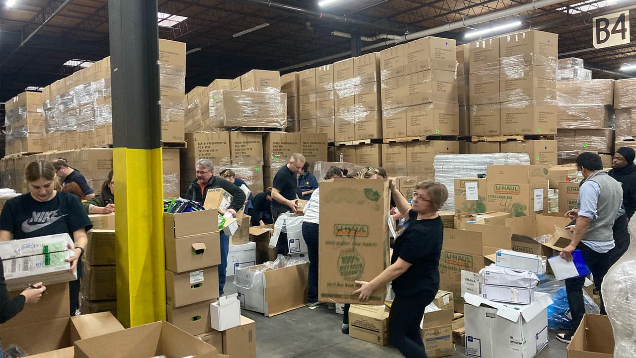 Con el apoyo de voluntarios consiguieron seleccionar y empacar la ayuda, que se dirigirá a apoyar a Ucrania.
