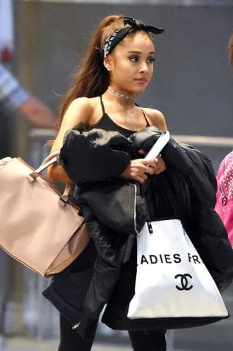 Ari iba cargada de bolsos y abrigos.