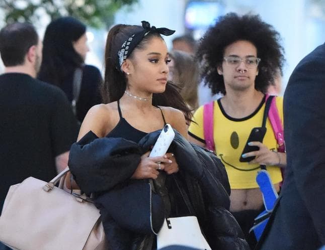 Resaltaban sus hombros y los huesitos que se le marcaban.