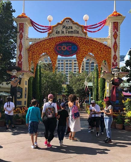 En octubre de 2018 la actriz también había mostrado a sus dos hijos. Una de ellas era de su viaje a Disneyland: “Siempre tendrán mi mano para llevarlos por el buen camino y por el camino del amor. Los amo infinitamente #AgradecidayFeliz”, escribió.
<br>