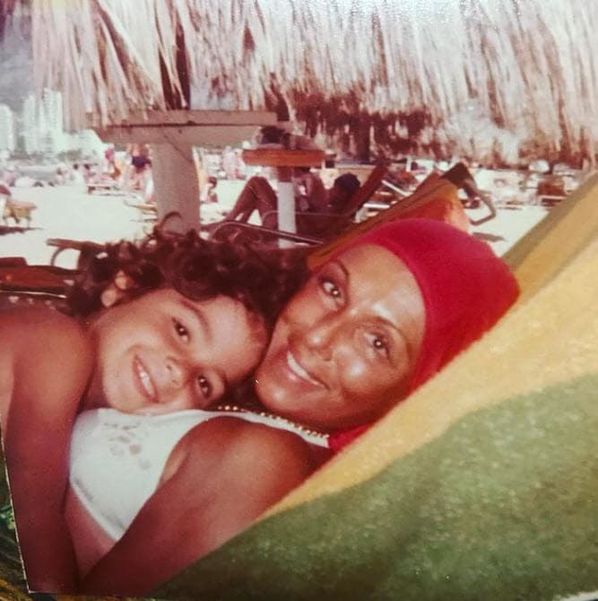 Pese a haberse desarrollado desde la adolescencia bajo el cuidado de su papá, a Jaime Camil la vena artística le viene de su madre y abuela (en la foto).
