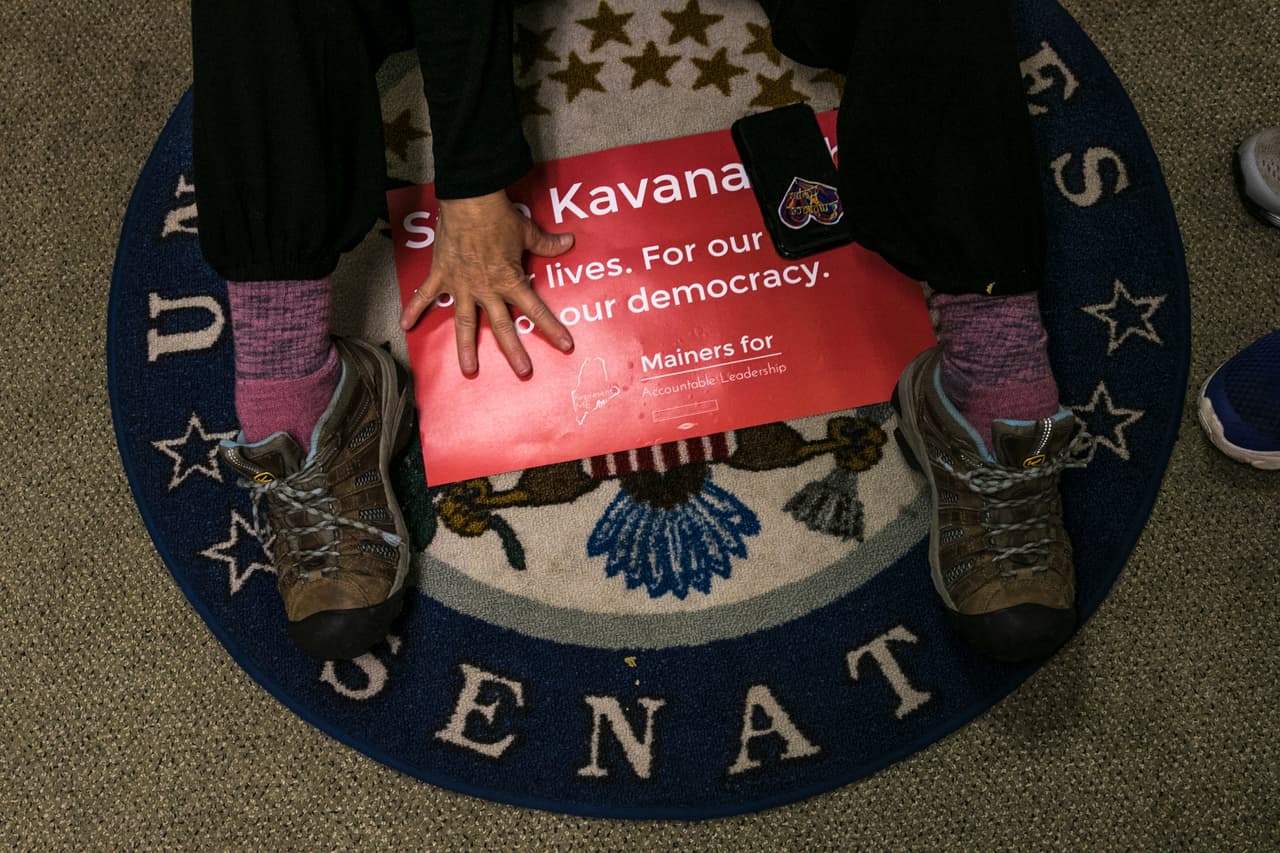 Varios manifestantes se sentaron frente a la oficina de la senadora republicana Susan Collins en 
<b>Portland, Maine.</b> Intentan convencer a la congresista para que vote en contra de Kavanaugh en la audiencia de confirmación.