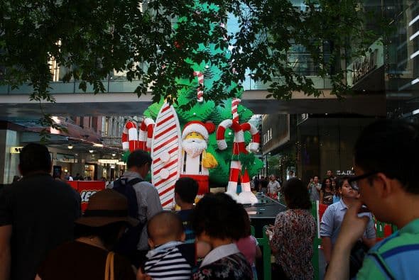 Este gran árbol de navidad mide 33 pies de altura (10 metros) y en su construcción participaron sólo cinco personas.