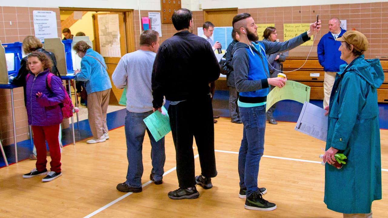 La ‘selfie’ a la hora de votar puede ser muy popular, pero también un delito