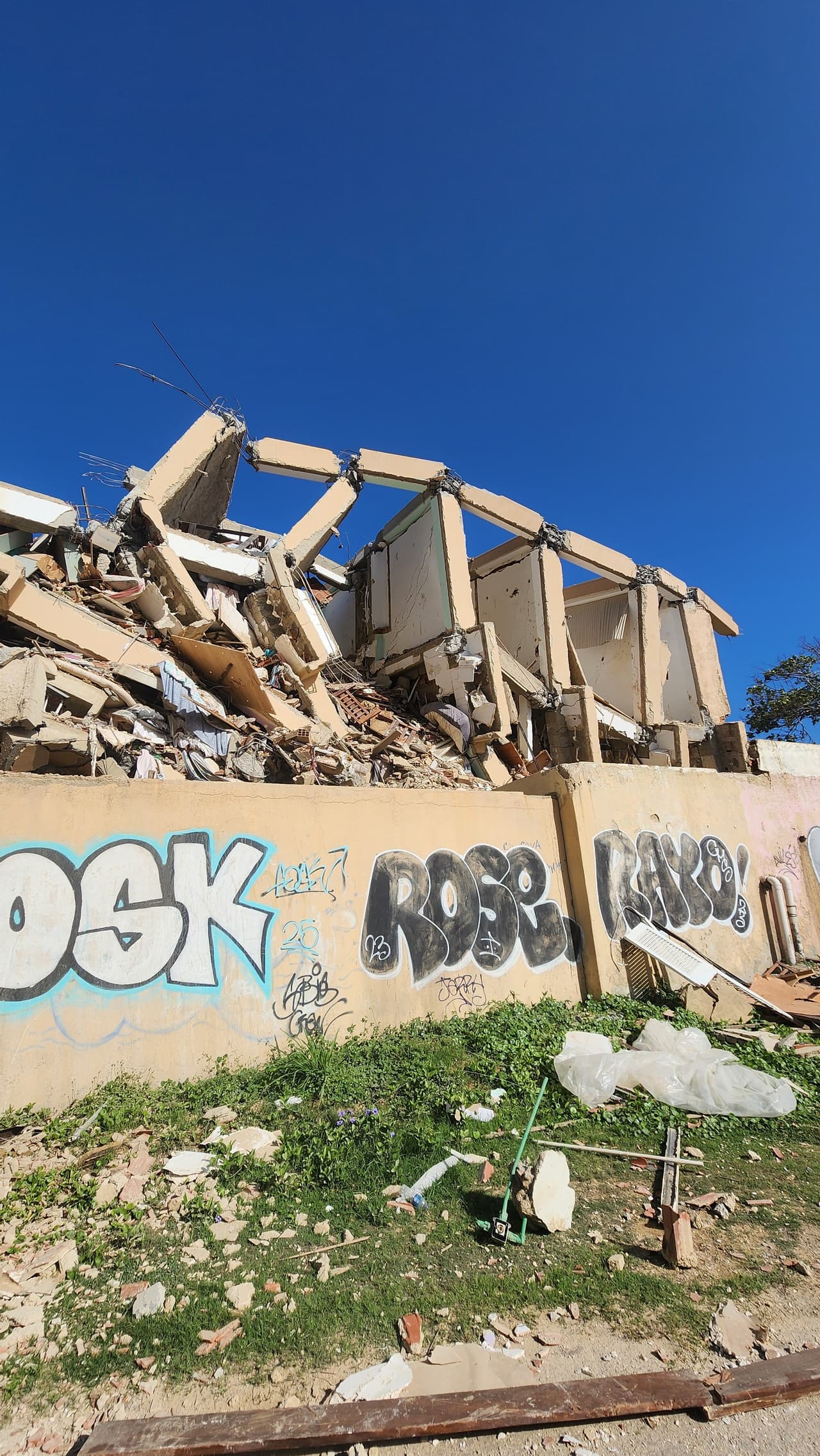 Las ruinas del edificio Riomar en Tanaguarena, La Guaira, en Venezuela, tras los dos potentes terremotos del 24 de junio de 2026.