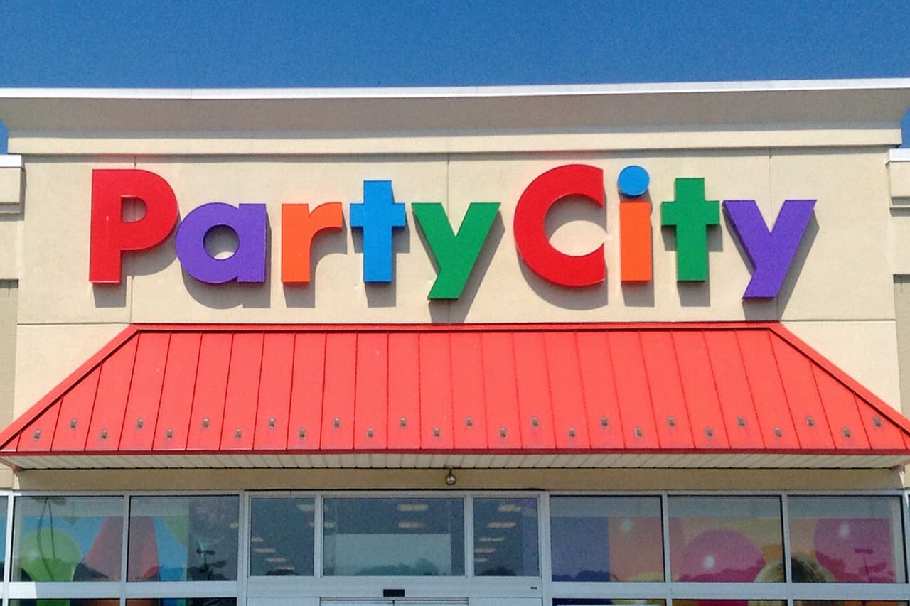 <b>Party City:</b>
<br>
<br>⏱ 
<b>24 de diciembre: </b>Horario regular de 10:00 am a 8:00 pm, pero puede variar por localidad
<br>⏱ 
<b>25 de diciembre:</b> Cerrado
<br>⏱
<b> 26 de diciembre:</b> Horario regular de 10:00 am a 6:00 pm, pero puede variar por localidad