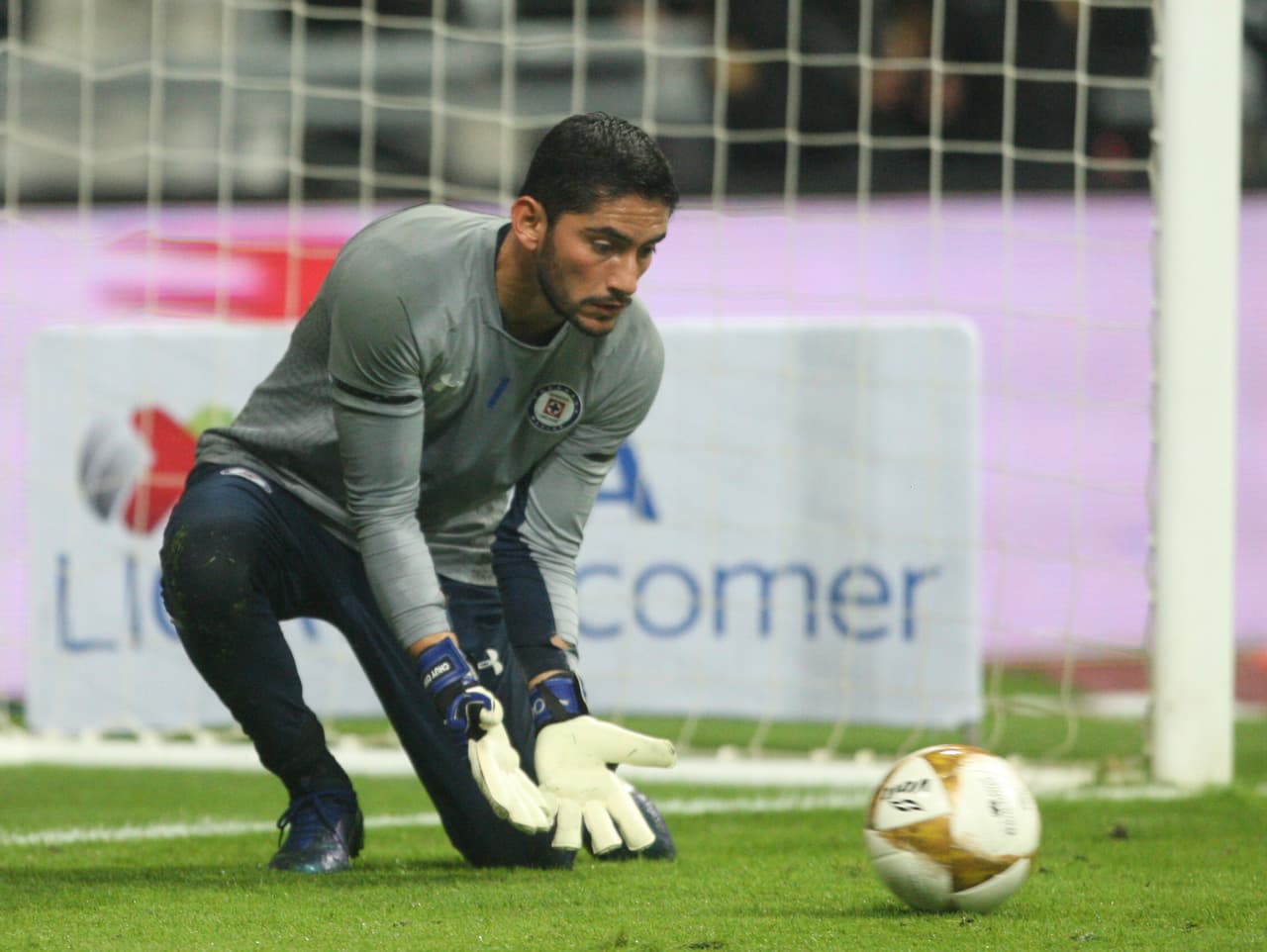 <b>Jesús Corona: 8</b>. El portero celeste fue de lo mejor de Cruz Azul y fue factor para mantener viva la serie para el partido de vuelta. (Imago 7)