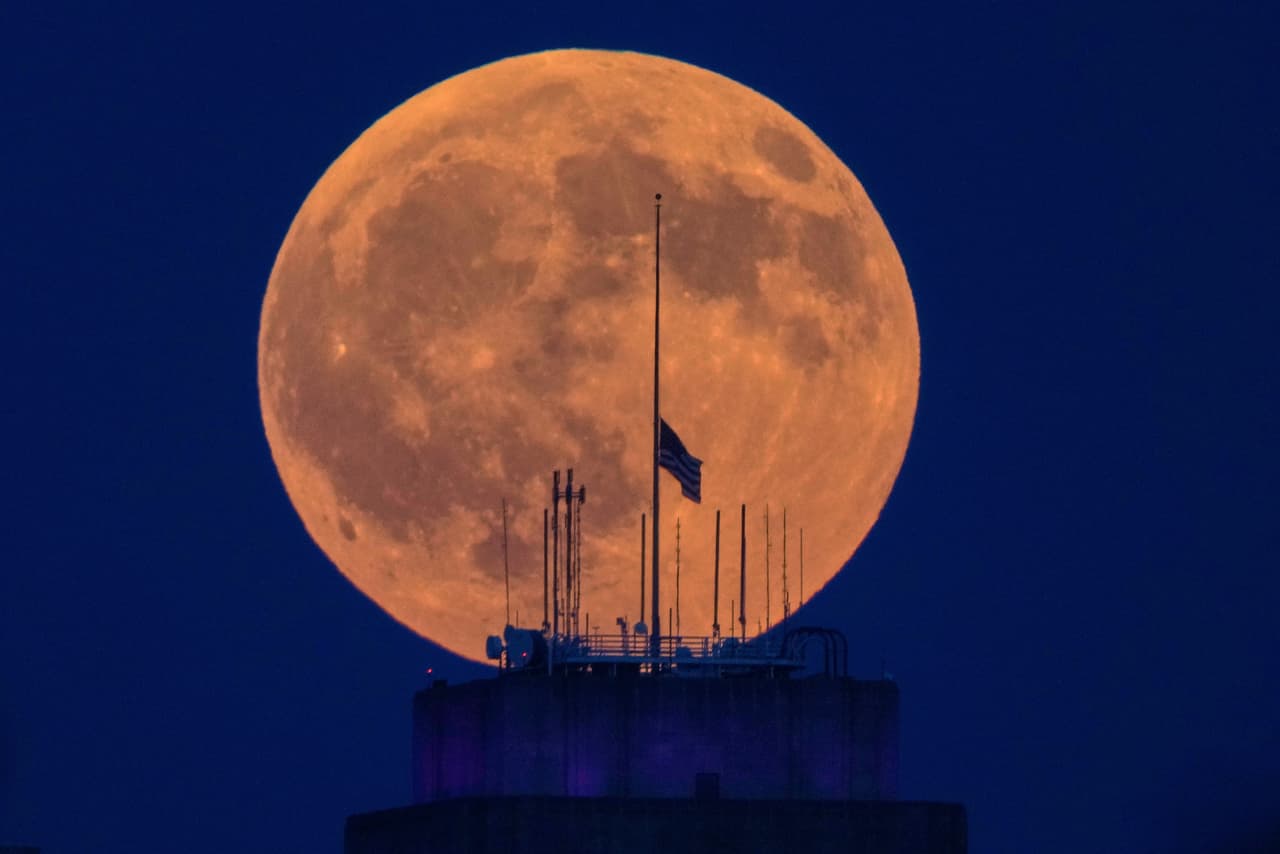 La Luna llena se alza por detrás del ayuntamiento en el centro de Kansas City, Misuri, antes de un eclipse lunar, el 27 de agosto de 2026.