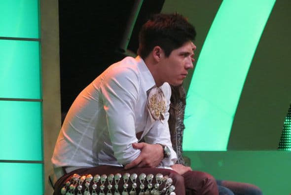 Fernando se probó su traje de mariachi para esta semana.