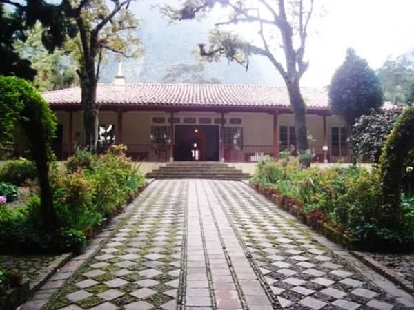 Casa donde vivió Simón Bolívar, actualmente es un museo en Colombia.