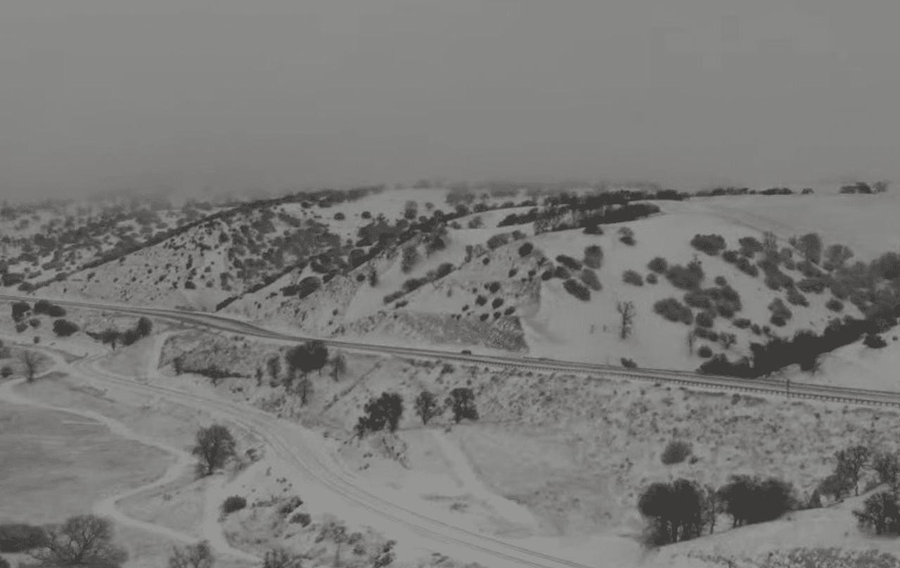 Intensa nevada obliga el cierre indefinido de vías en la Autopista Interestatal 5 en el sur de California