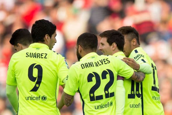 Acciones de la jornada 25 en España donde el Barcelona goleó 3-1 al Granada a domicilio con anotaciones de Rakitic, Suárez y Leo Messi.