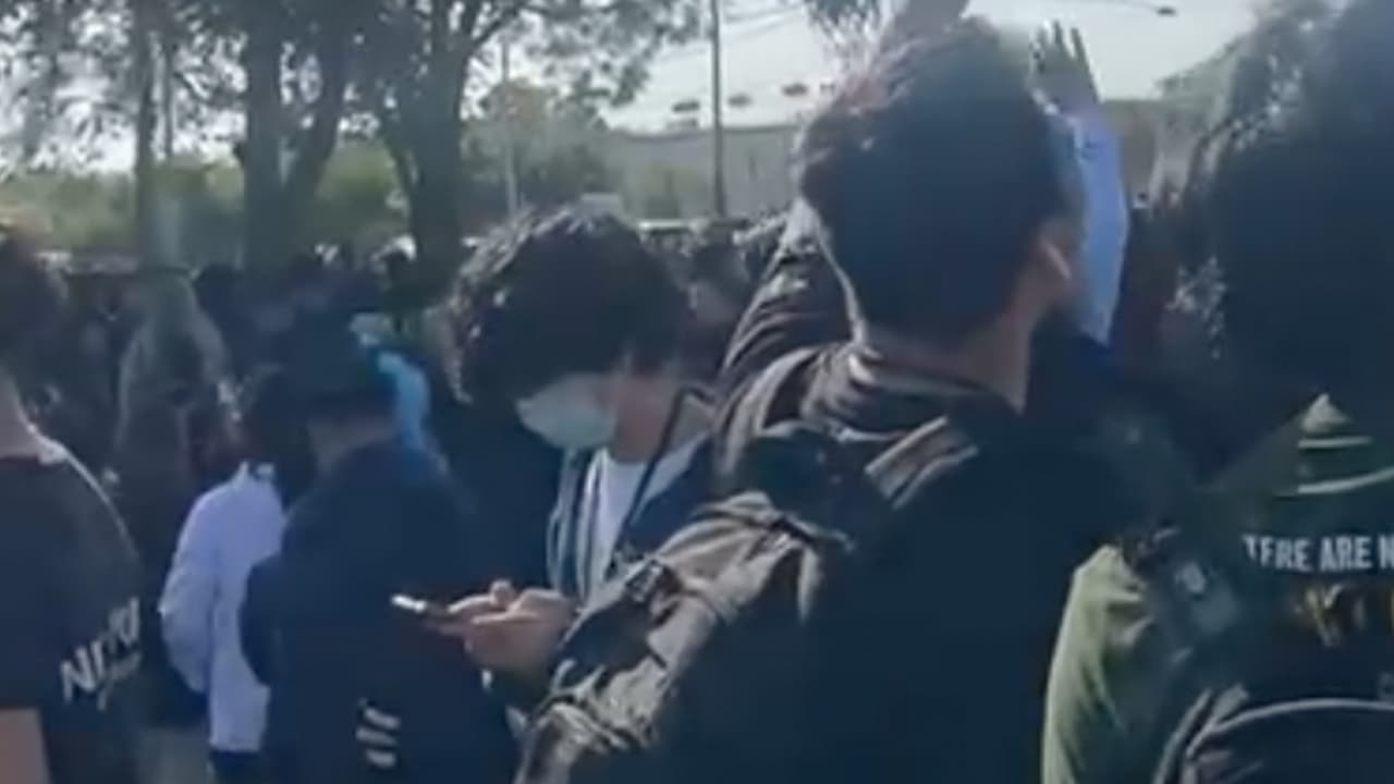 “Si algún estudiante piensa que iniciar este tipo de bromas está bien, no es así, será acusado de un delito grave como la persona involucrada en este caso", enfatizó Runnels.