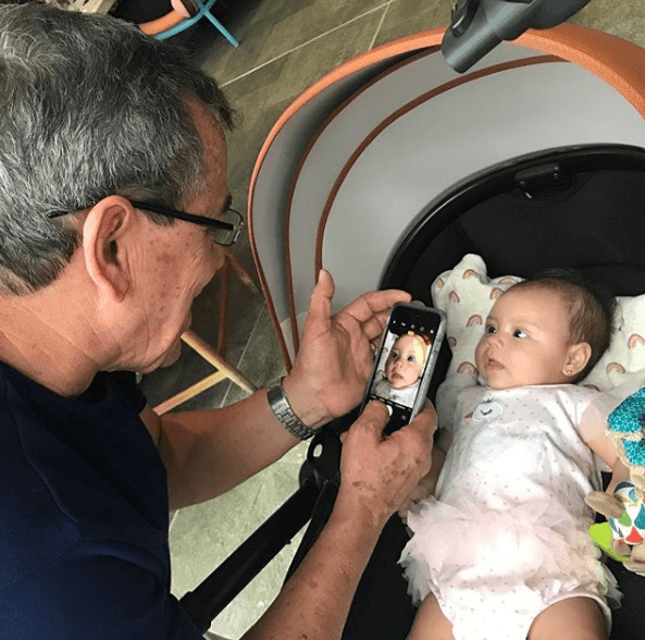 Los papás de Carolina son unos abuelos consentidores que se hacen cargo de Chloé mientras la conductora latina sale a hacer lo que le apasiona.
<br>