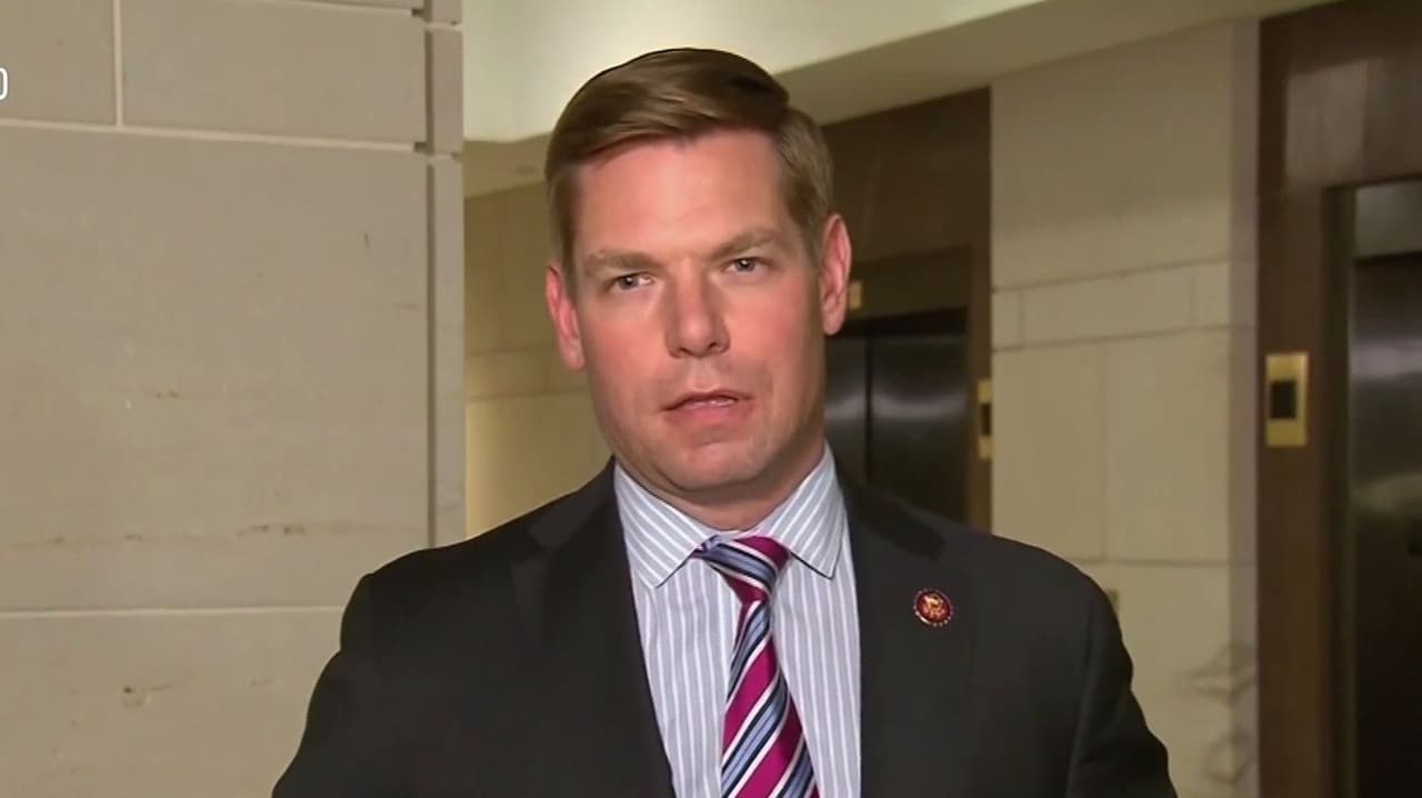Renuncia de Eric Swalwell: Siguen reacciones en el Congreso; retiran placa con nombre del político