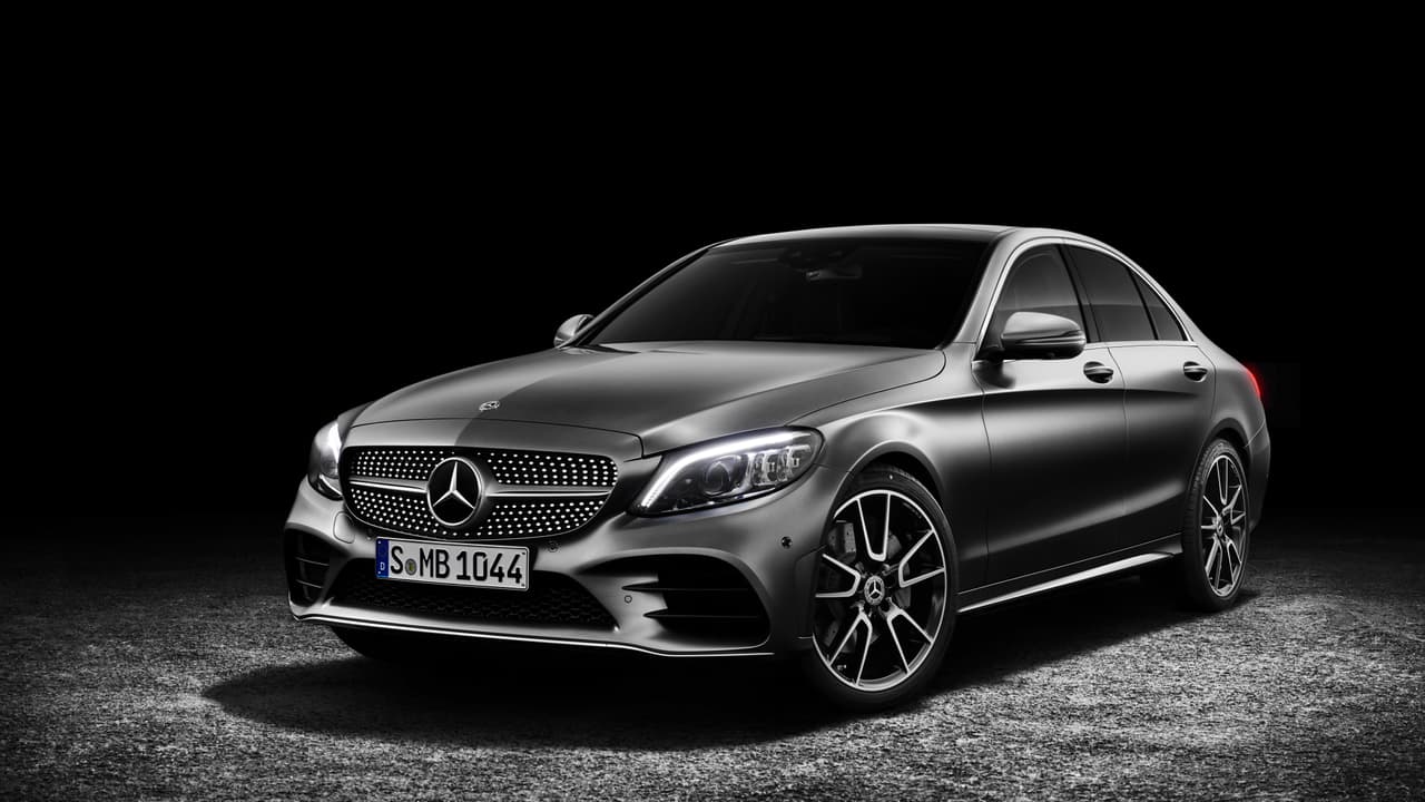 Con 77,447 unidades colocadas en Estados Unidos en 2017,
<a href="https://www.univision.com/noticias/mercedes-benz/a-bordo-del-mercedes-benz-clase-c-coupe-2017" target="_blank"> la línea de compactos <b>Clase-C</b></a> fue el modelo de Mercedes-Benz más vendido en el país y el segundo auto Premium más vendido en Estados Unidos después de la SUV Lexus RX.