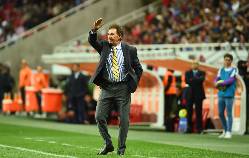 La Volpe, exseleccionador nacional de México, se vio involucrado en un supuesto acoso sobre Alma Belén Coronado, podóloga de Chivas. Se dijo que tenía orden de aprehensión y su abogado lo desmintió.