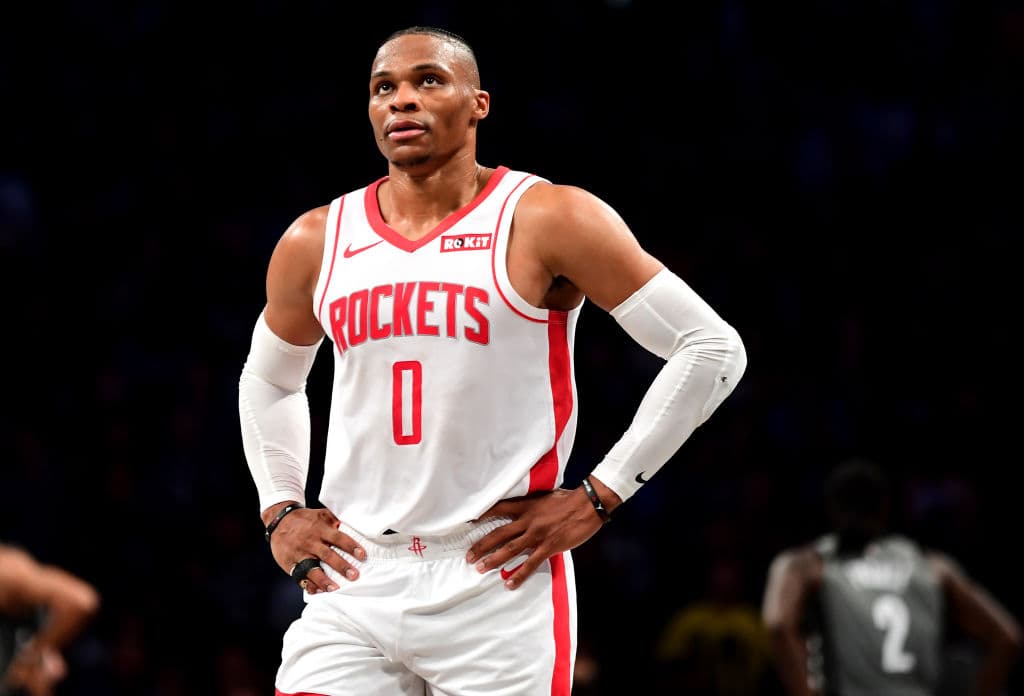 Westbrook dona 650 computadoras a niños durante la pandemia