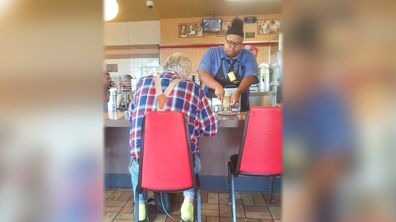 Premian con beca universitaria a una adolescente por un acto de bondad con un anciano 