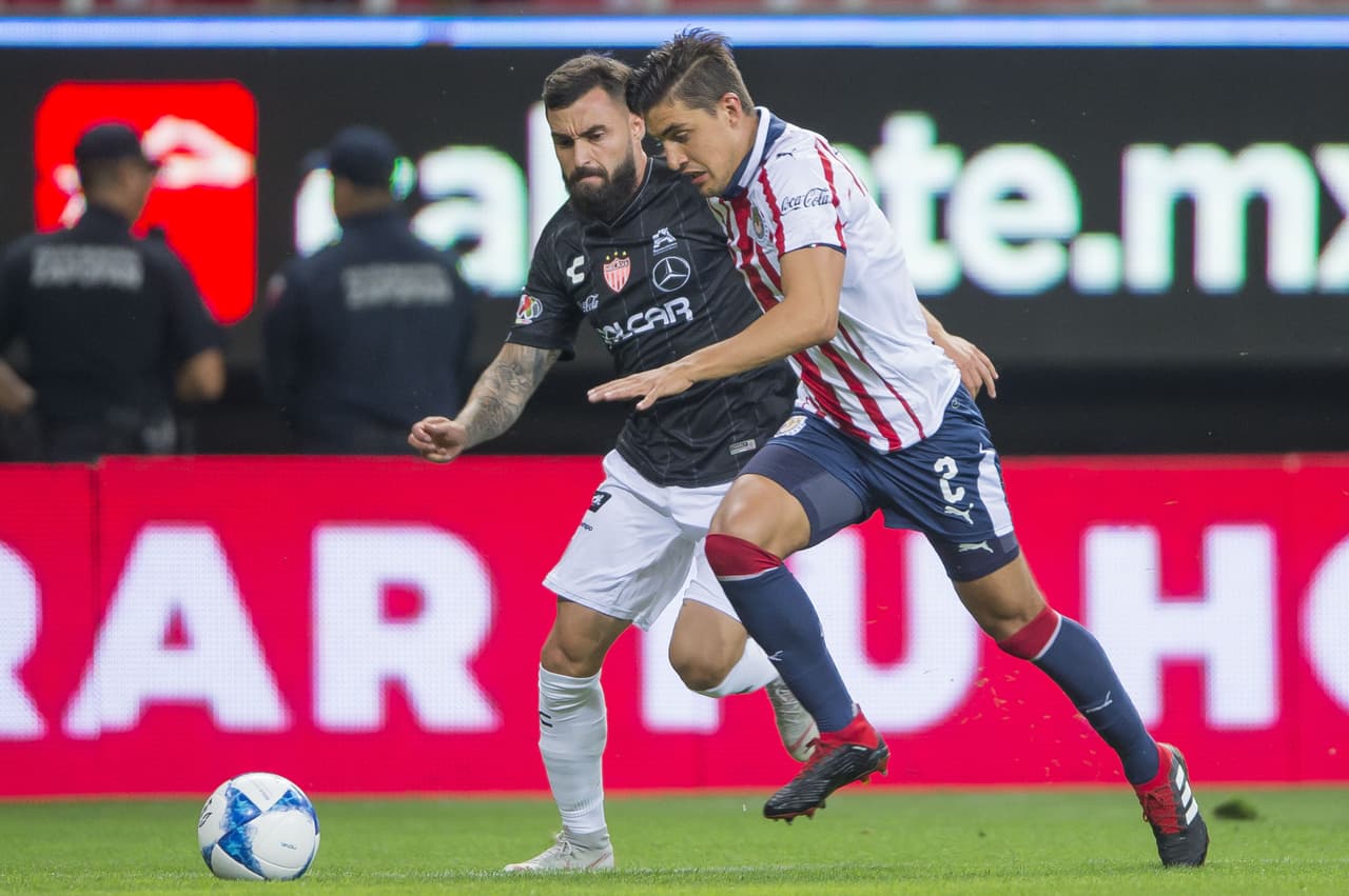 En los primeros minutos, Josecarlos Van Rankin explotó la banda derecha y le brindó llegada al conjunto del Guadalajara, pero no hubo jugadas manifiestas de gol.
