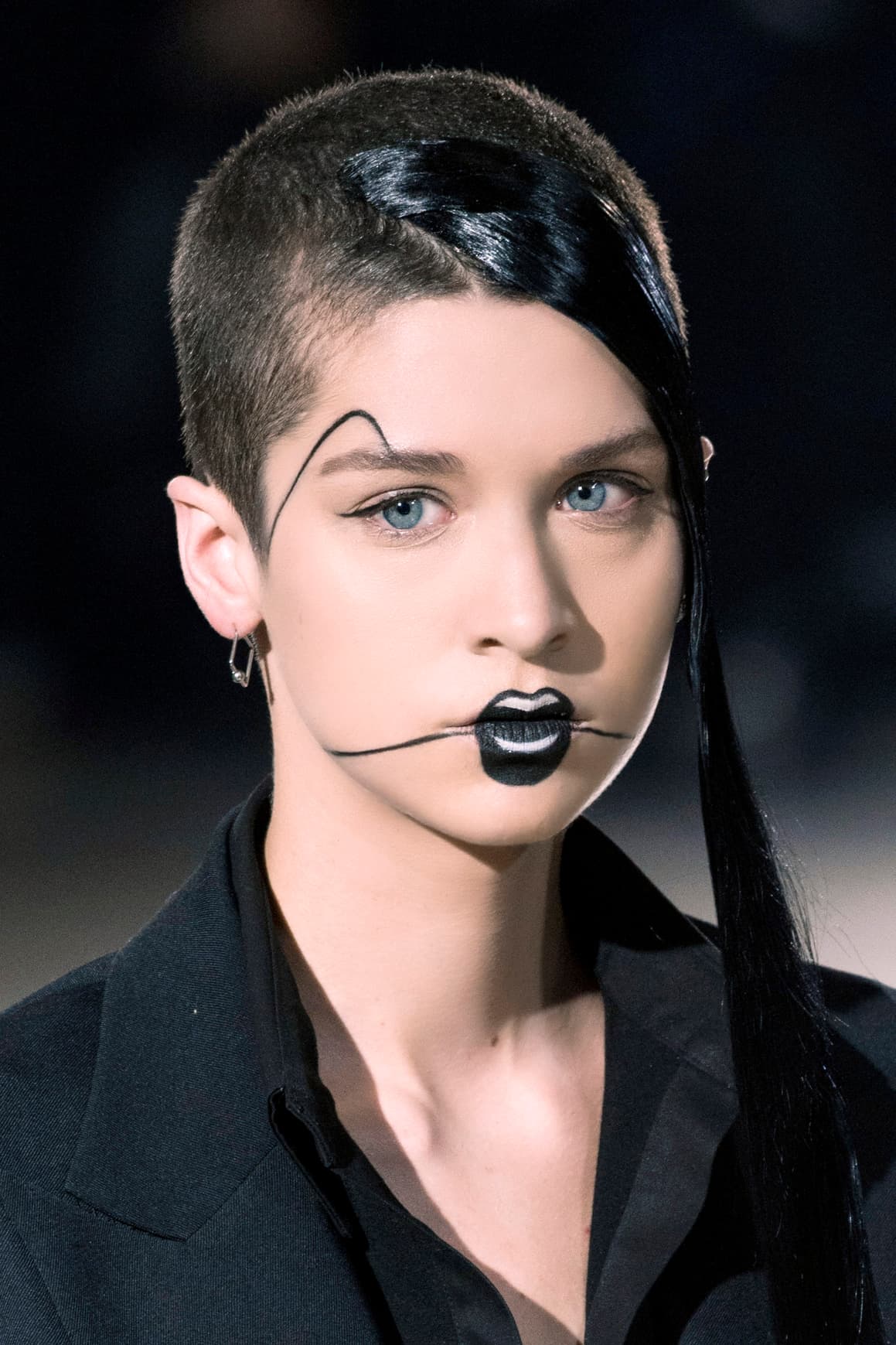 Este maquillaje del desfile de 
<a href="http://wwd.com/runway/fall-ready-to-wear-2016/paris/yohji-yamamoto/review/">Yamamoto</a> fue realizado por la afamada Pat McGrath. Las líneas negras sobre el rostro, aunadas a los labios negros con un toque blanco son perfectas para lograr un 
<i>look</i> gótico.
<br>