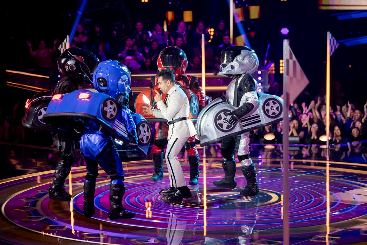 Directo de la feria aparecieron Carritos Chocones, con cuatro divertidos integrantes dispuestos a 'chocar' a Omar Chaparro.