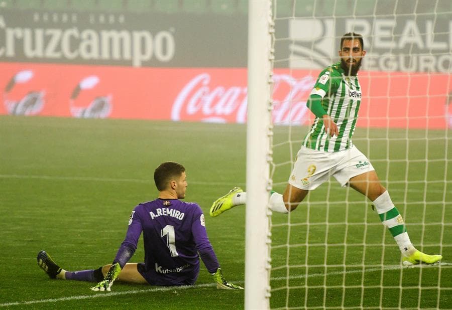 Con tres goles y en tiempo extra, el Real Betis deja en el camino a la Real Sociedad y pasan a Cuartos de Final de la Copa del Rey. Con doblete de Sergio Canales y gol de Borja Iglesias, los béticos superan a los blanquiazules. El mexicano Diego Lainez es titular en el encuentro.