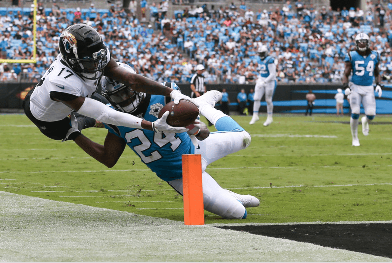 Gran toma de D.J. Chark de Jacksonville Jaguars y James Bradberry de Carolina Panthers.