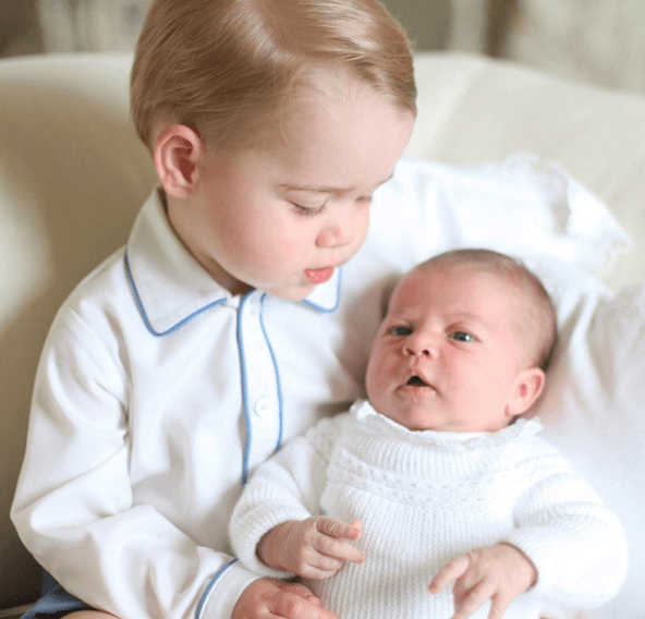 El príncipe George tenía dos años cuando nació Charlotte y con esta imagen la duquesa de Cambridge sació la curiosidad del público.