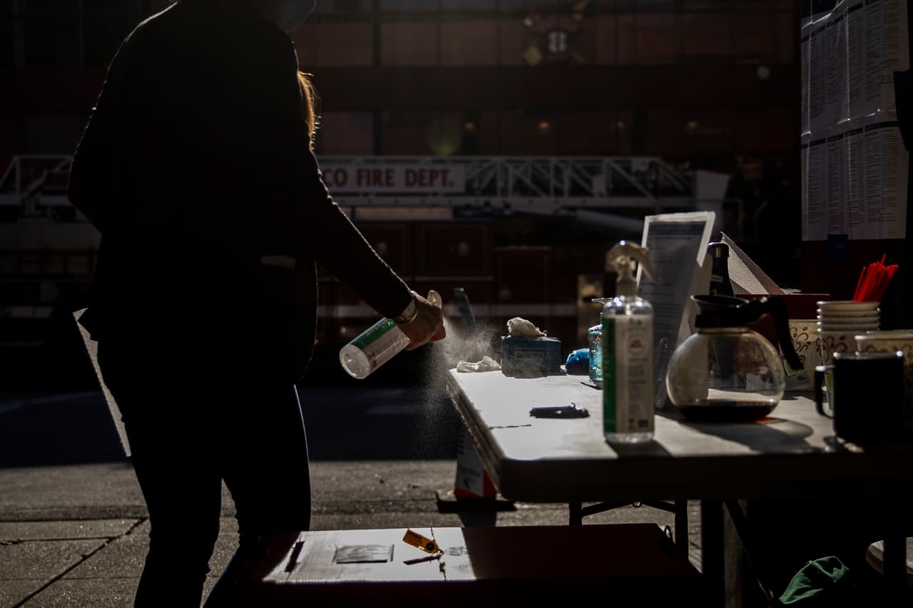 La pandemia del 
<a href="https://www.univision.com/temas/coronavirus">coronavirus</a> ha trastocado estas elecciones presidenciales y ello ha sido evidente este martes en el día decisivo de los comicios: con guantes, mascarillas y desinfectante, los funcionarios recibían a los electores con medidas de precaución para evitar contagios.