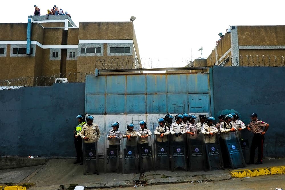 Mueren cinco presos y unos 30 resultan heridos tras una explosión en una cárcel en Venezuela