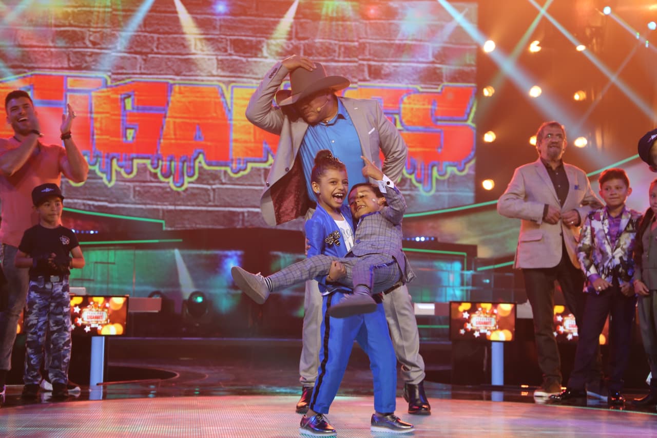 Para el cierre de 'Los Peque Estrellas' Abril cargó a Morokito mientras Lupe posaba al fondo como lo hace cpn el logo de Bronco.