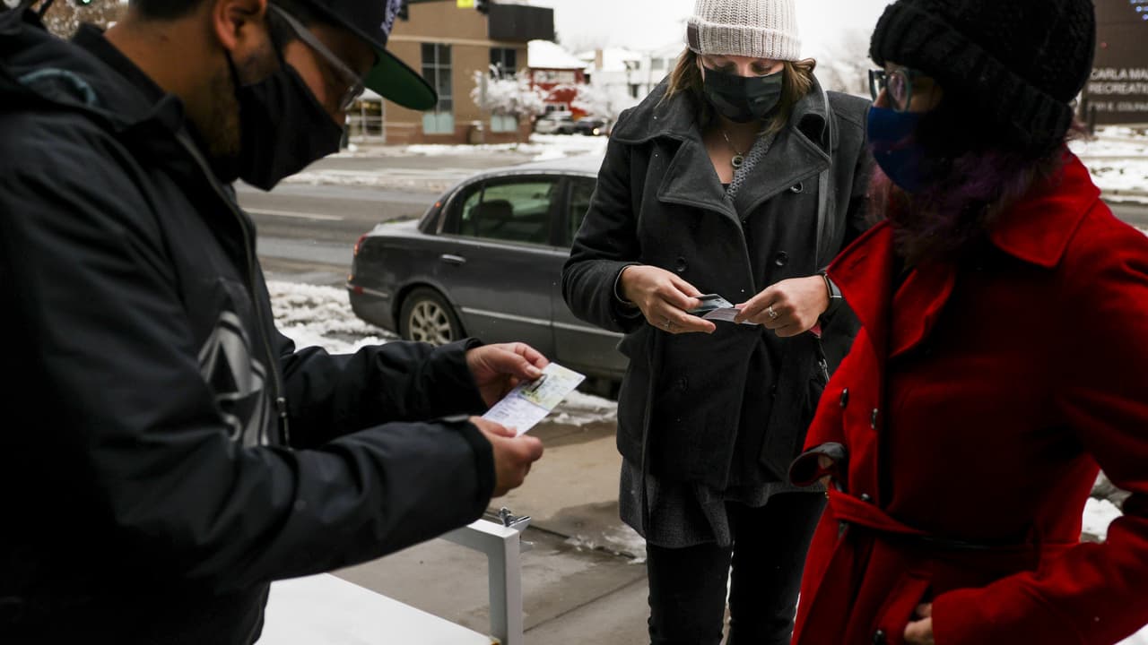 Denuncian venta por internet de tarjetas falsas de vacunación contra el covid-19 en el norte de Texas