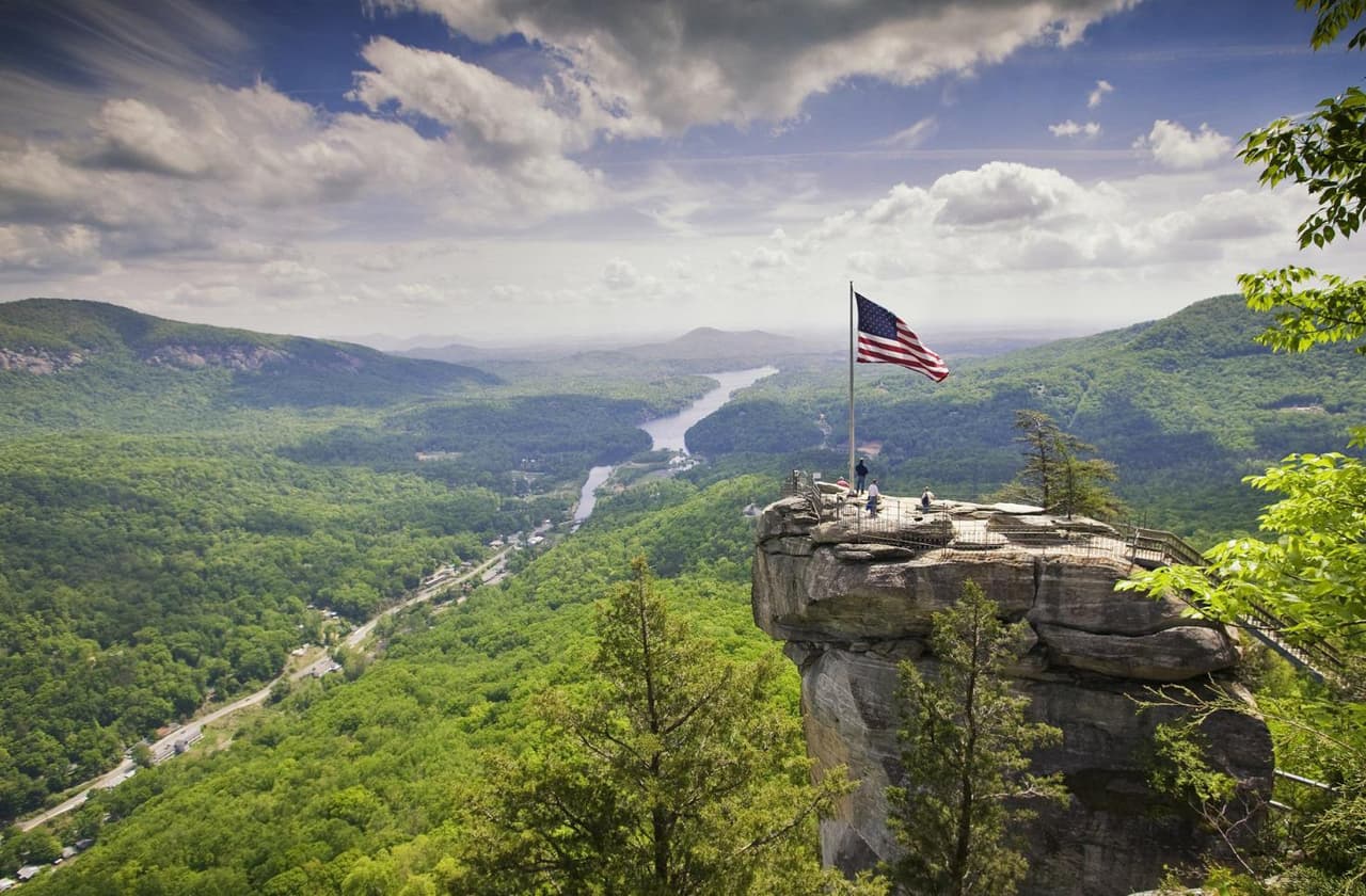 <b>Chimney Rock</b>: El monolito de granito de 315 pies de altura es una de las maravillas naturales más populares y hermosas de toda Carolina del Norte.