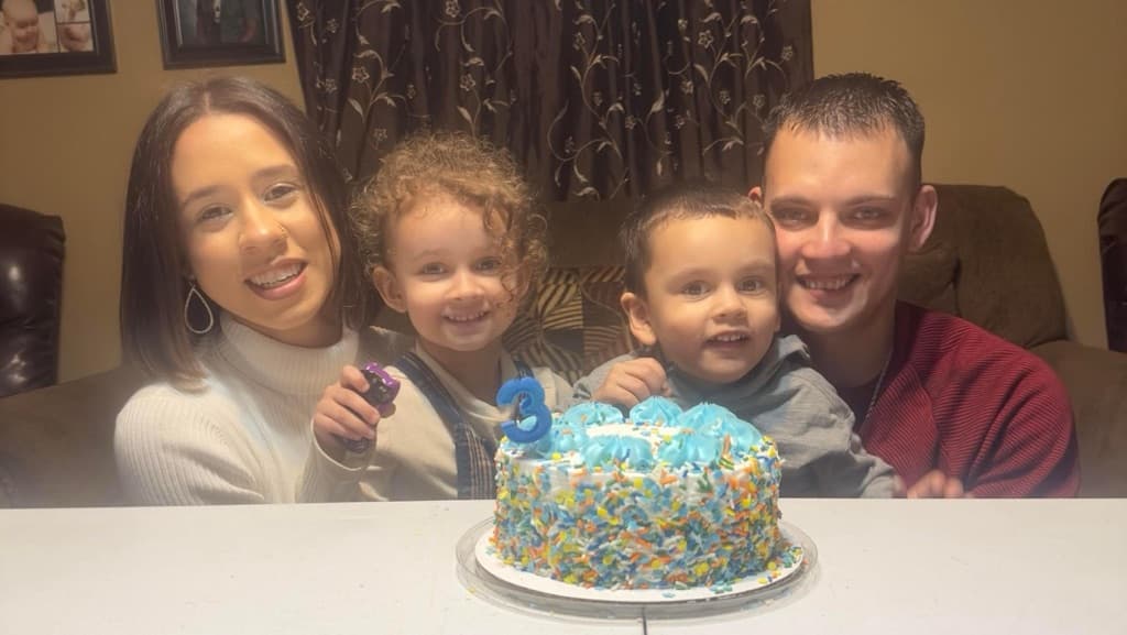 Familia de Dalila Sáez en su apartamento en Michigan.