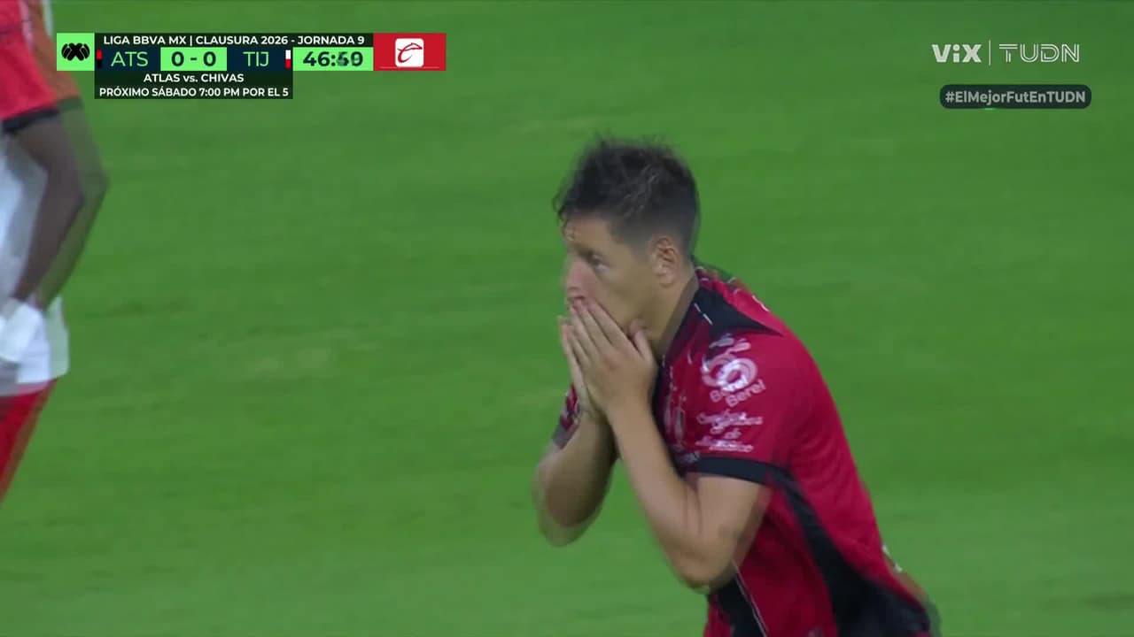 ¡Travesaño le niega el gol al Atlas! Rodrigo Schlegel remata de cabeza