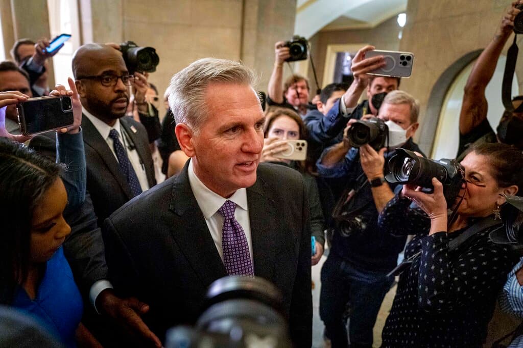 Los 20 miembros del 
<i>Freedom Caucus</i> que se oponen a la elección de 
<a href="https://www.univision.com/temas/kevin-mccarthy">Kevin McCarthy</a> como presidente de la 
<a href="https://www.univision.com/temas/camara-de-representantes">Cámara de Representantes</a>, convirtieron la sesión inicial del Congreso 118, que debía ser meramente protocolar, en una frustrante jornada en la que después de tres intentos 
<a href="https://www.univision.com/noticias/politica/humillacion-del-siglo-kevin-mccarthy-republicanos-radicales-peligrar-presidencia-camara">no se pudo elegir al presidente de esa cámara. </a>
<br>
<br>18 de ellos son proponentes de la 
<a href="https://www.univision.com/noticias/politica/trump-georgia-problemas-legales-gran-mentira-fraude">"gran mentira" de Trump </a>sobre un supuesto fraude en las elecciones presidenciales de 2020, que llevó al 
<a href="https://www.univision.com/temas/asalto-al-capitolio">asalto al Capitolio</a> del 6 de enero de 2021.