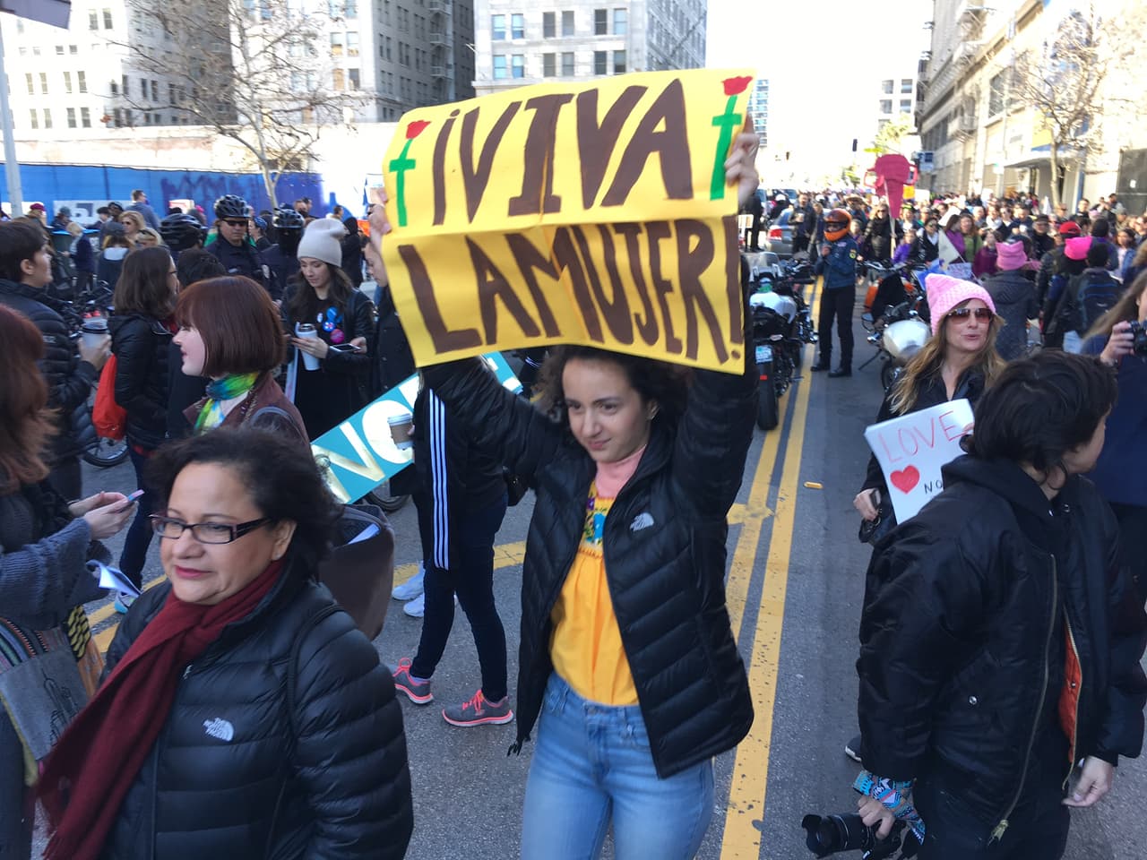 Decenas de miles de personas marcharon en Los Ángeles contra el gobierno de Trump.