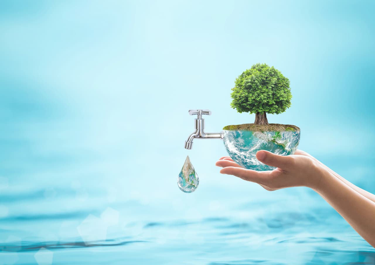 El cuerpo humano tiene entre un 55 % y un 78% de agua, dependiendo de sus medidas y complexión. Para evitar desórdenes, el cuerpo necesita alrededor de 2.5 litros diarios de agua; la cantidad exacta variará en función del nivel de actividad, la temperatura, la humedad y otros factores.