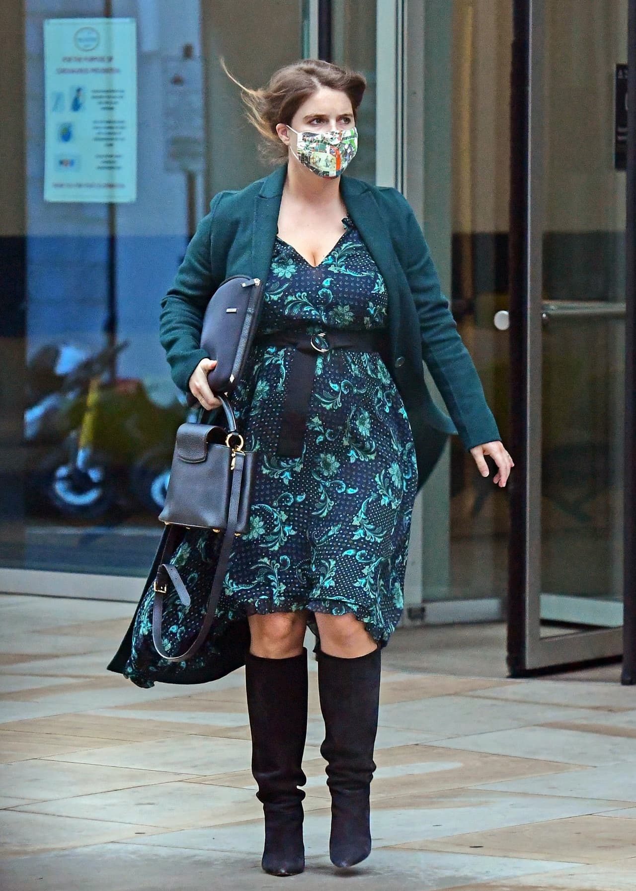 El estilo vestido-abrigo ha sido una constante. En septiembre de 2020 fue fotografiada mostrando su creciente pancita. En esa ocasión también prefirió un vestido, esta vez de color verde, sobre él portó un abrigo a juego.