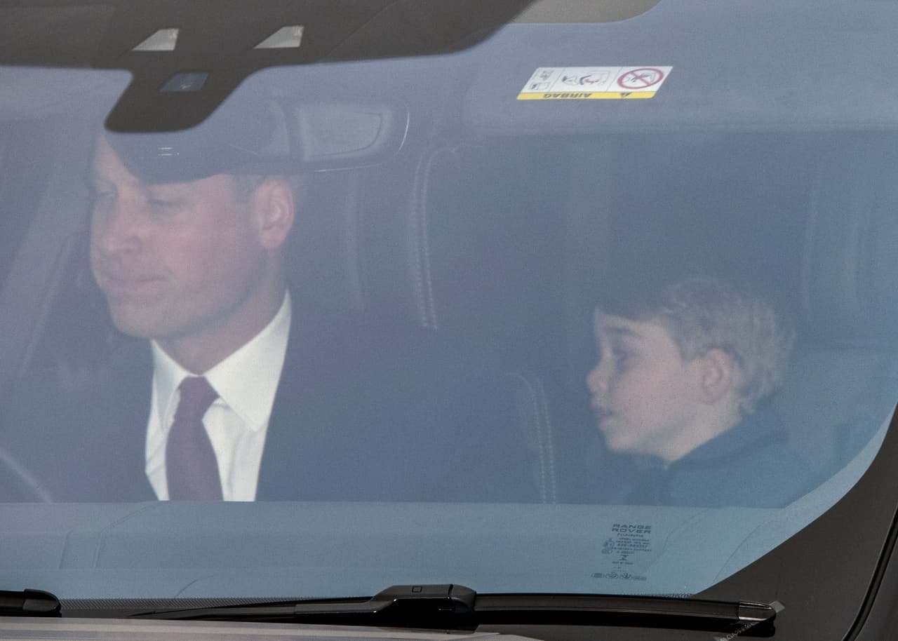 ¿Hambre o cansancio? El príncipe William y su heredero George parecían desesperados por bajar de su camioneta Land Rover.
