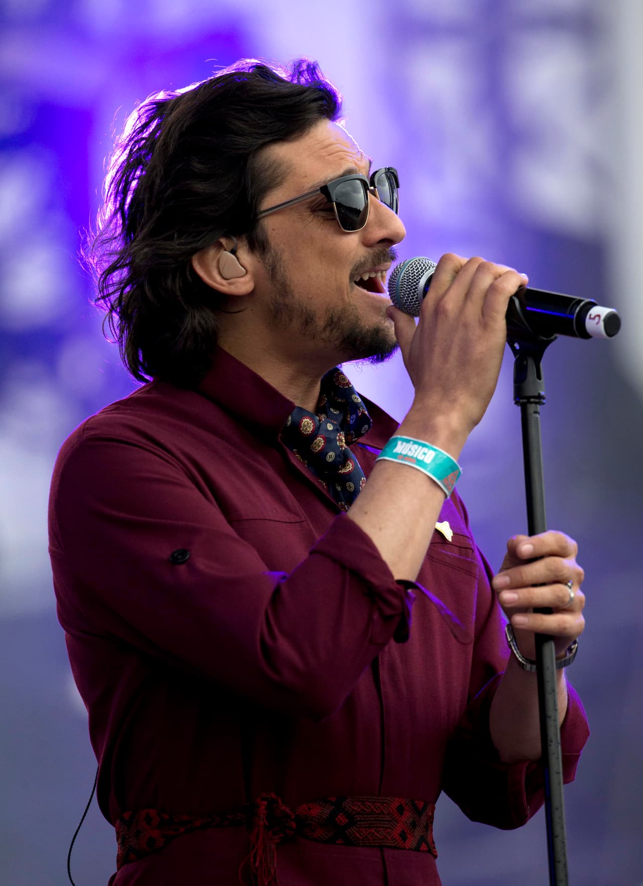 ARCHIVO - León Larregui durante su presentación en el festival Vive Latino en la Ciudad de México en una fotografía del 23 de abril de 2016. Larregui presentará las canciones de su más reciente álbum solista “Voluma” en Colombia el 28 y 30 de julio de 2016. El vocalista de la banda mexicana Zoé es un entusiasta de la exploración espacial con canciones y videos con referencias al cosmos. (Foto AP/Eduardo Verdugo, archivo)