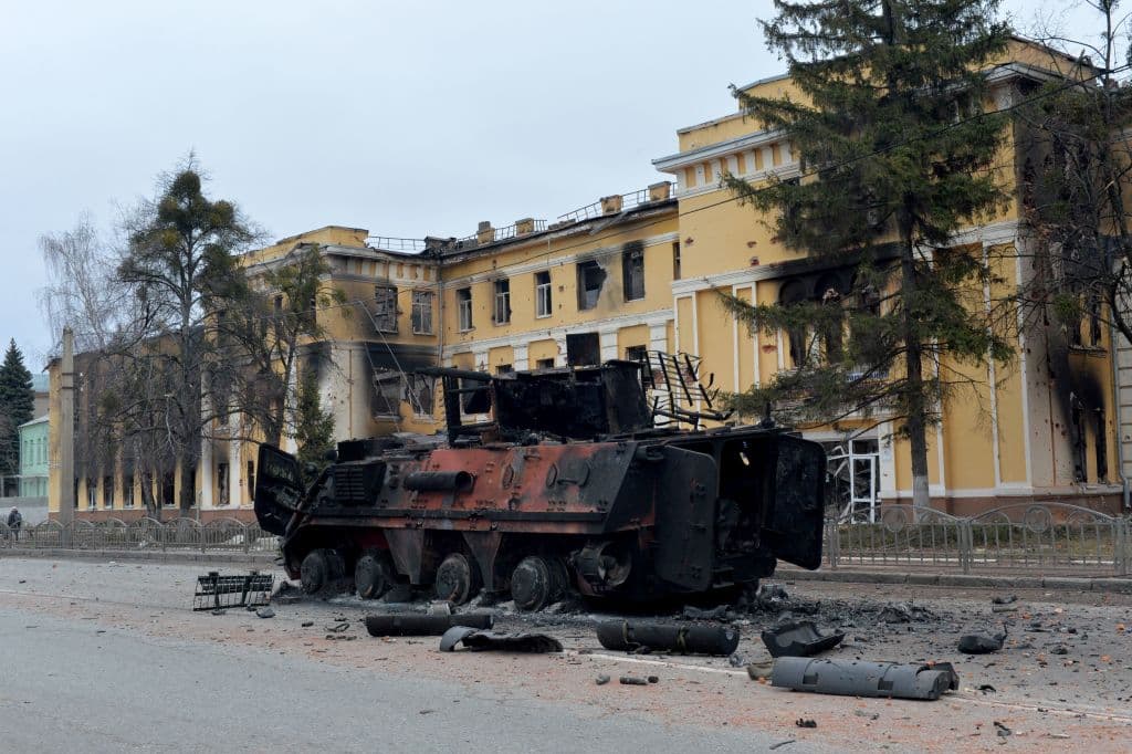 En la imagen, un vehículo militar ucraniano destruido por los bombardeos rusos en Járkov.
