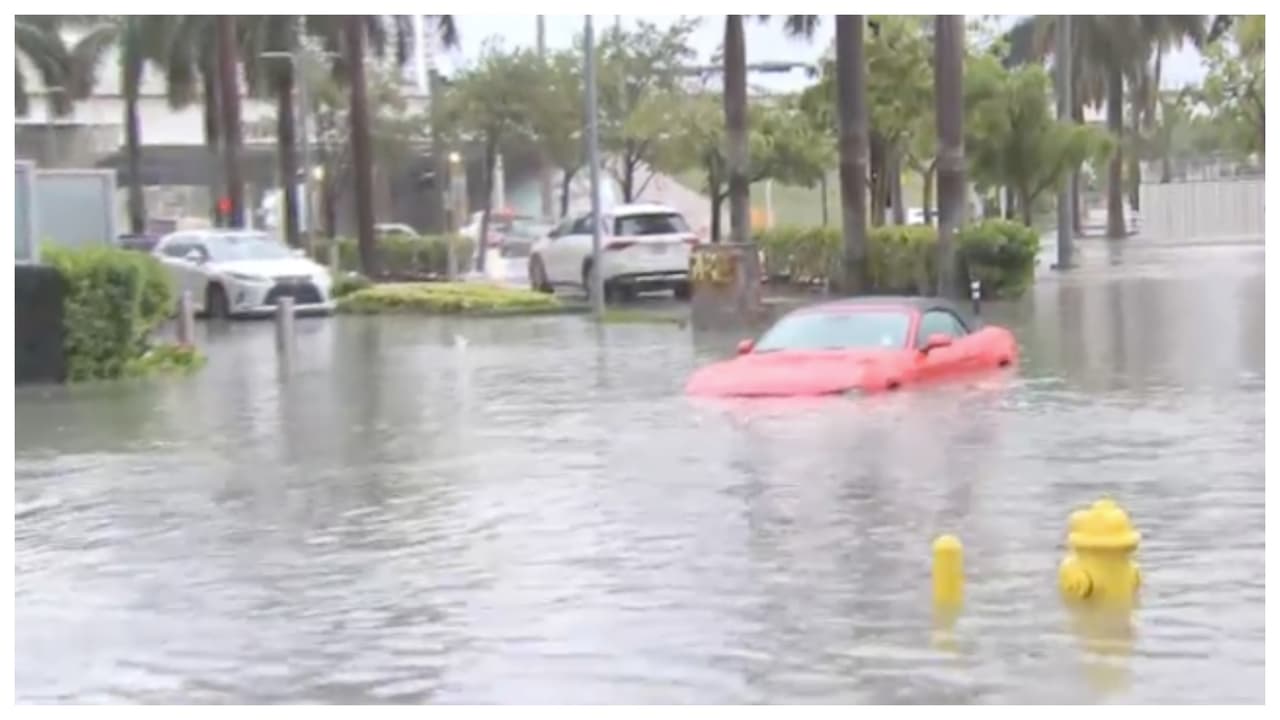 Más carros atrapados en el agua en Miami-Dade.