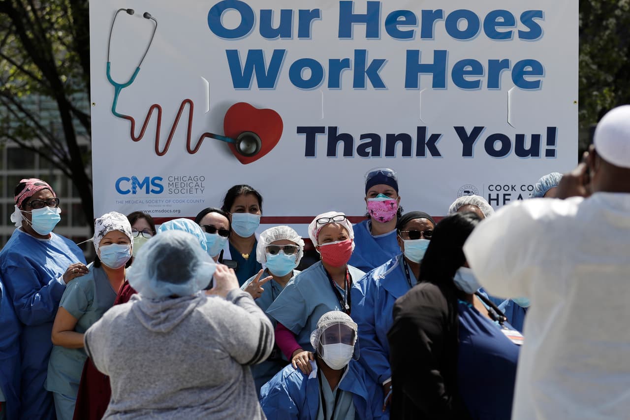 <h3 class="cms-H3-H3">2. Cook, Illinois</h3>
<br>(88,138)
<br>
<br>El gobernador JB Pritzker reconoció que el coronavirus no ha desaparecido y casi 7,000 habitantes de Illinois han muerto y lamentó lo que ha sucedido sobre el repunte de contagios "en otros estados que han permitido que la política o el pensamiento a corto plazo impulsen la toma de decisiones", aunque dejó claro que "esa no es la historia en
<a href="https://www.univision.com/temas/illinois">Illinois</a>".
<br>
<br>El condado más afectado -y que lideró esta lista por mucho tiempo- ha sido Cook,
<b>en donde se registró un brote serio en la prisión de la entidad. Esta situación abrió un debate que originó la decisión de liberar a presos de alto riesgo en el país, para evitar mayor propagación. </b>
<br>
<br>En imagen, trabajadores de Salud en el Hospital John H. Stroger, Jr. del condado de Cook se toman fotos con sus compañeros de trabajo después de una de las muchas muestras de agradecimiento que han recibido en estos meses.