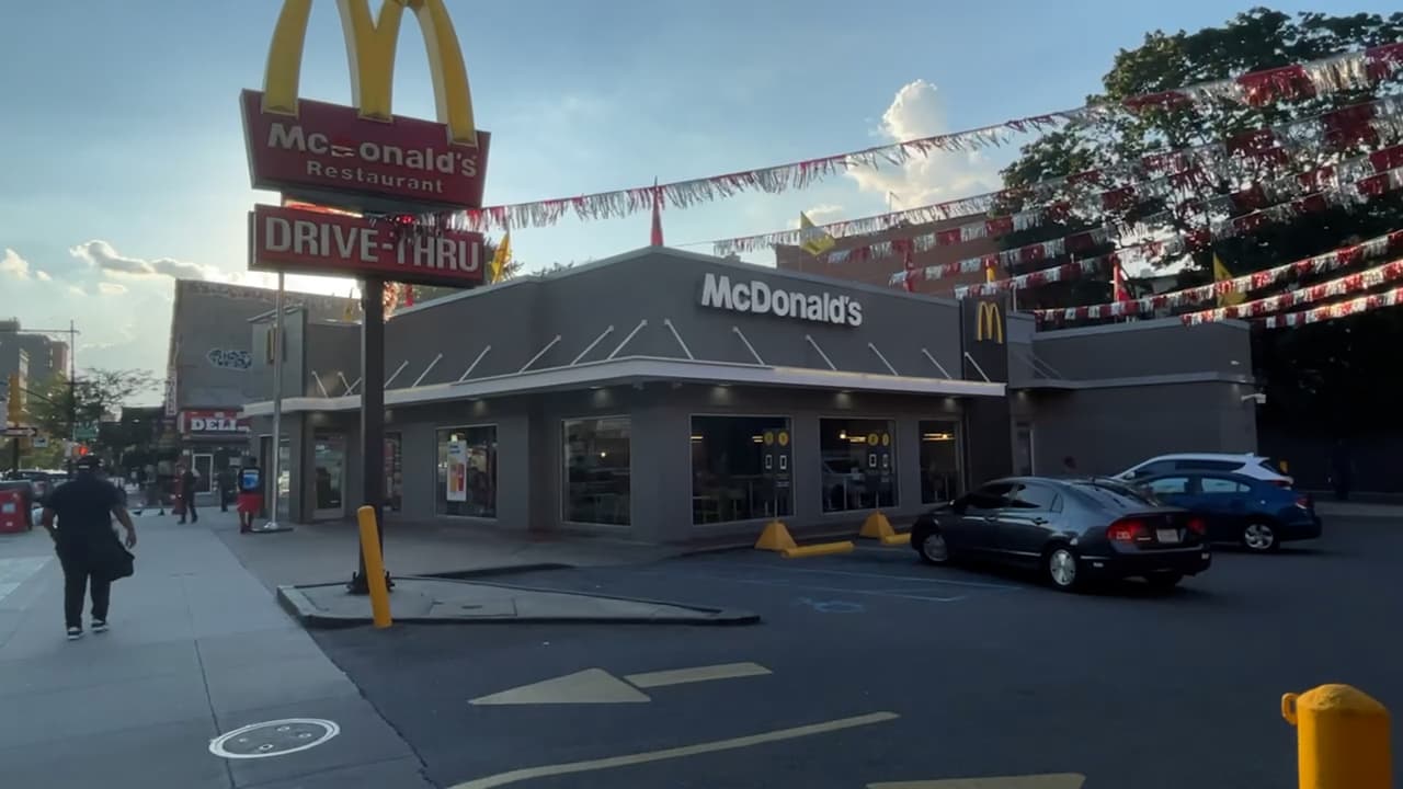 Empleado de McDonald's recibe un disparo en el cuello tras una discusión por unas papas fritas frías en Brooklyn