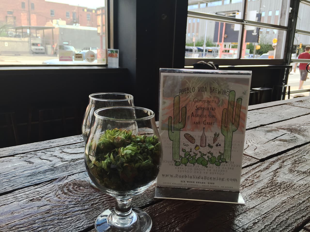 Cada mesa está decorada con grano y lupulina.